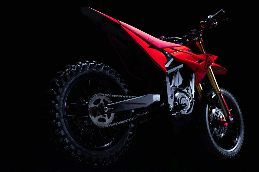 Altis Sigma 2026, Red — rear three-quarter view showing the swingarm and rear wheel