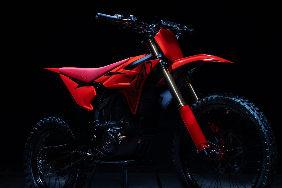 Altis Sigma 2026, Red — front three-quarter view in a dark studio
