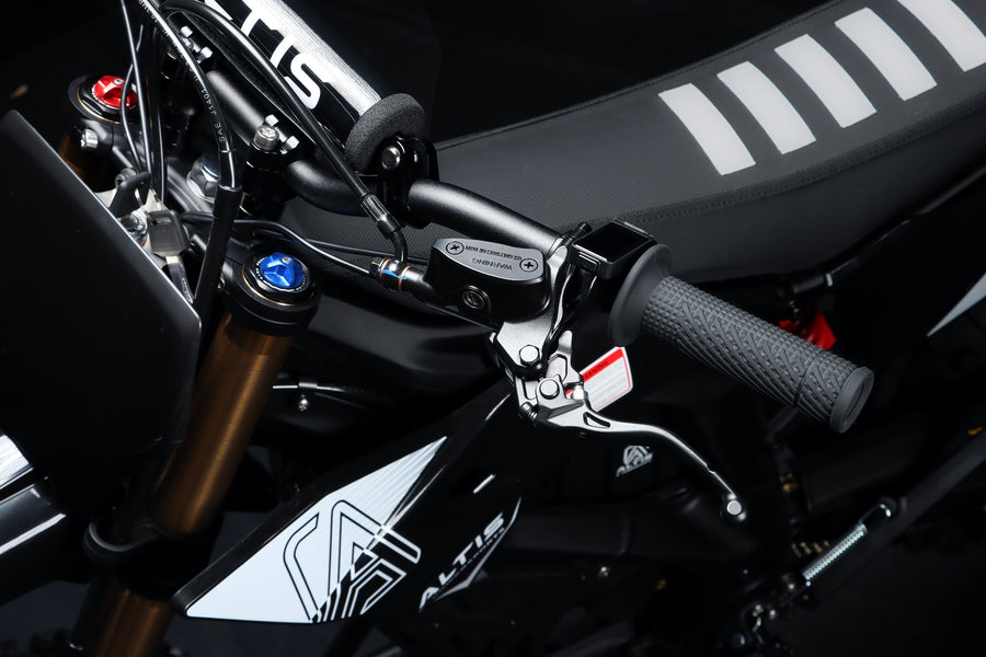 Altis Delta — handlebar, brake lever and controls close-up