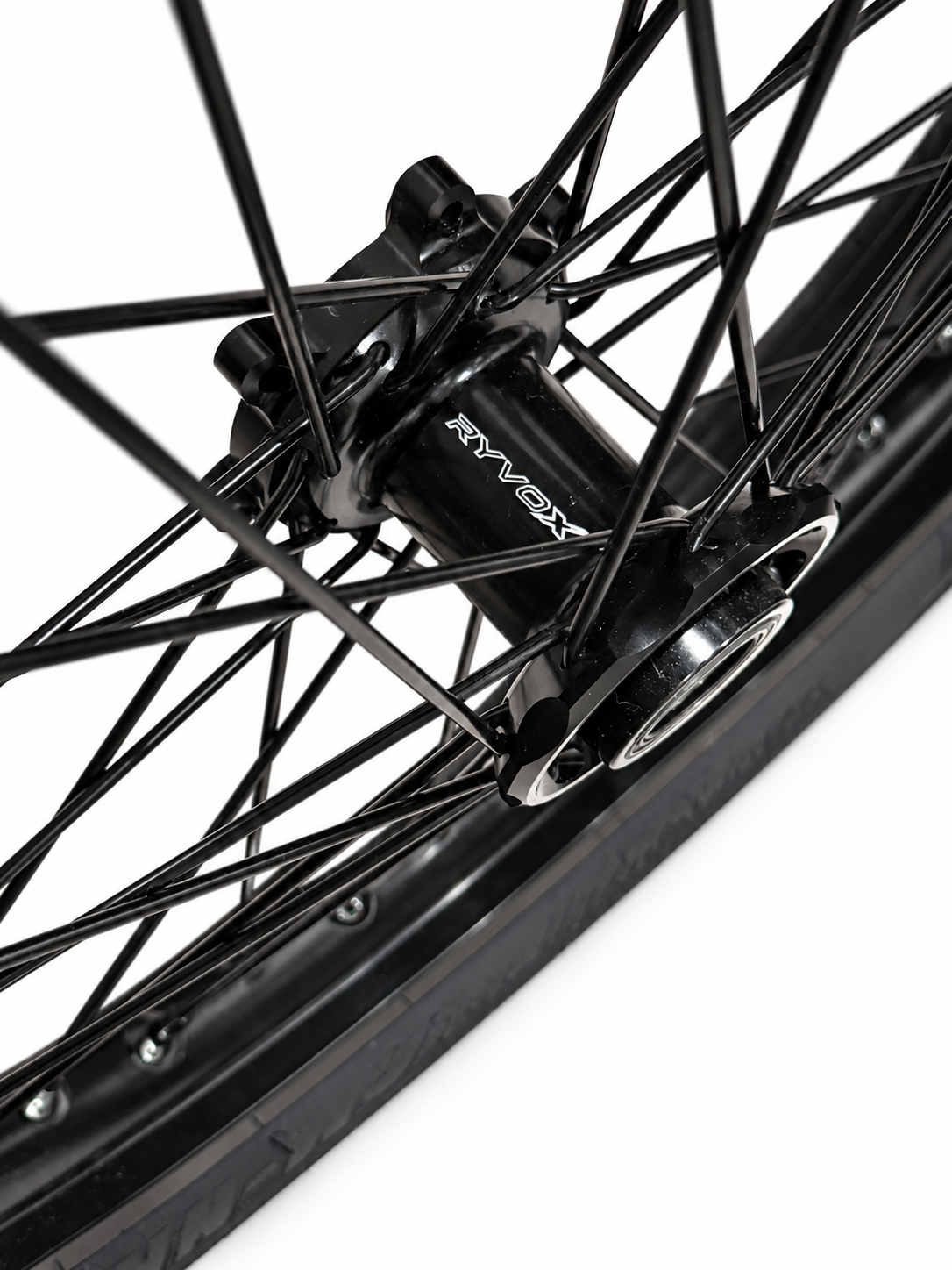 Light Bee 2 supermoto front hub detail